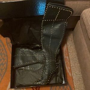 Brand new Jennifer Le 2BD x Caiman (Green)